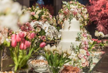 How Bride and Groom Choose the Perfect Wedding Cake Design and Style